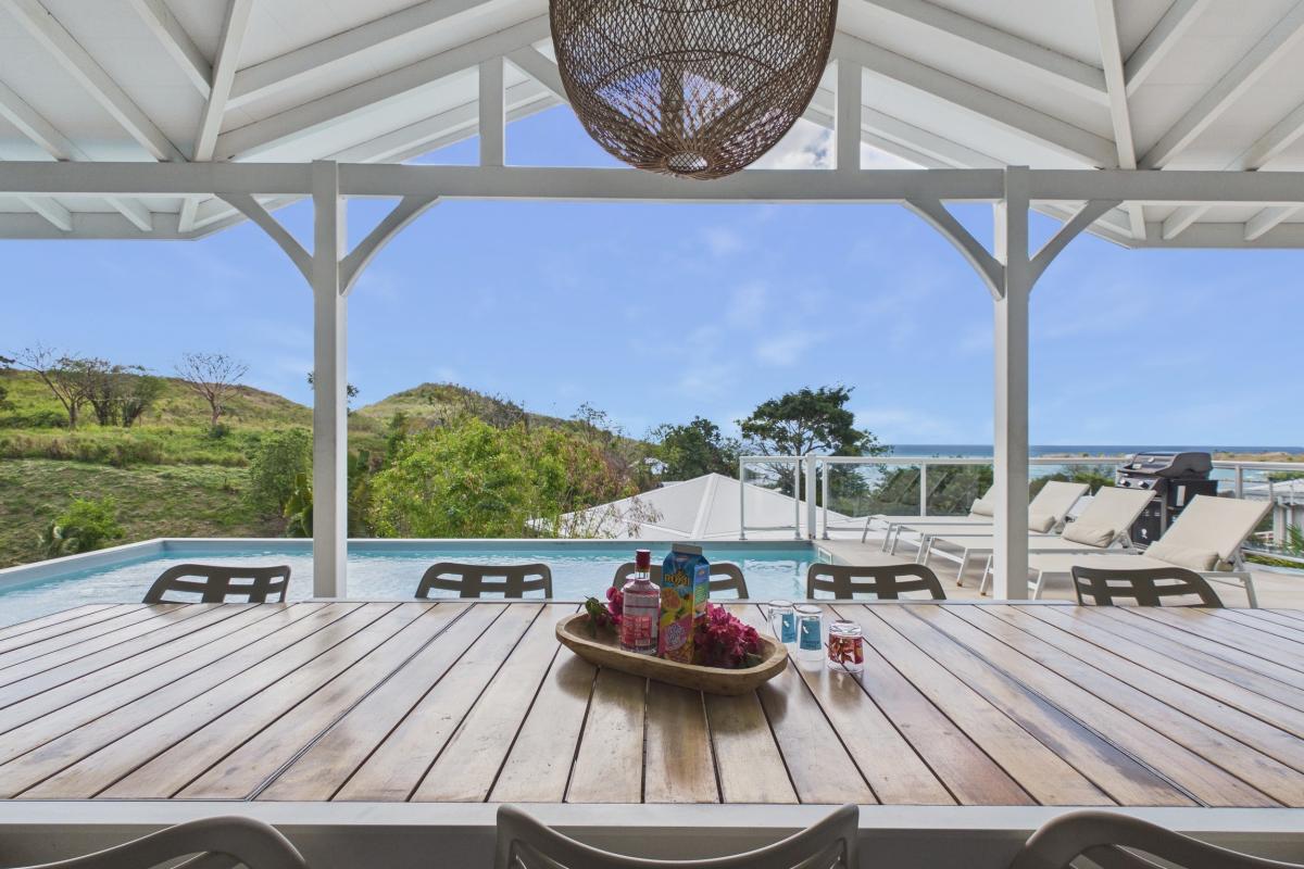 Location villa martinique 13 personnes 4 chambres - table à manger 3